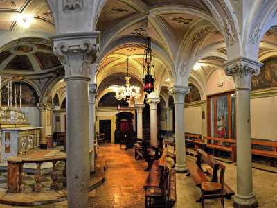 ...conserva un altare laminato in oro e argento...